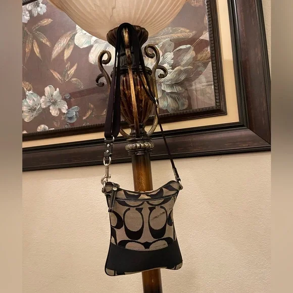 Coach, please check all picture of condition - Picture 3 of 17